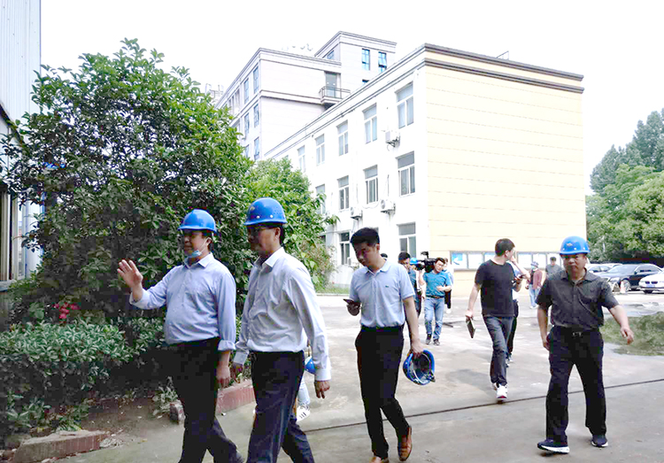孫書記一行參觀神雕起重廠房