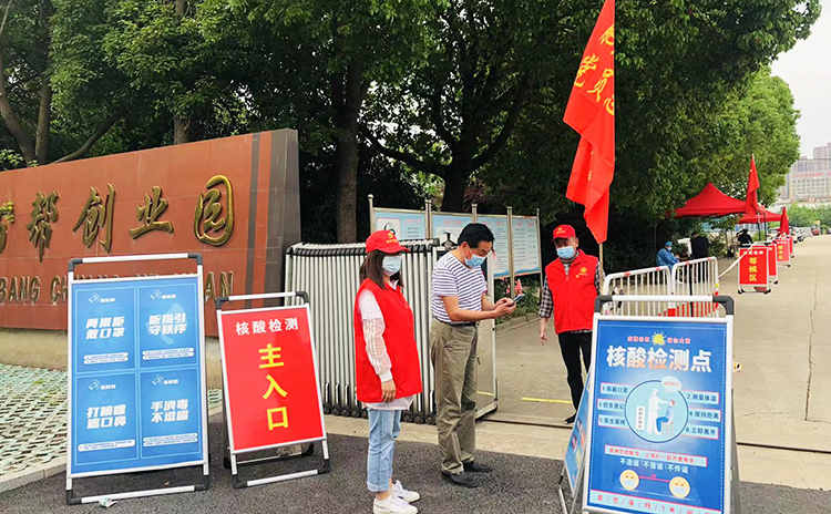 神雕起重黨支部書記志愿服務